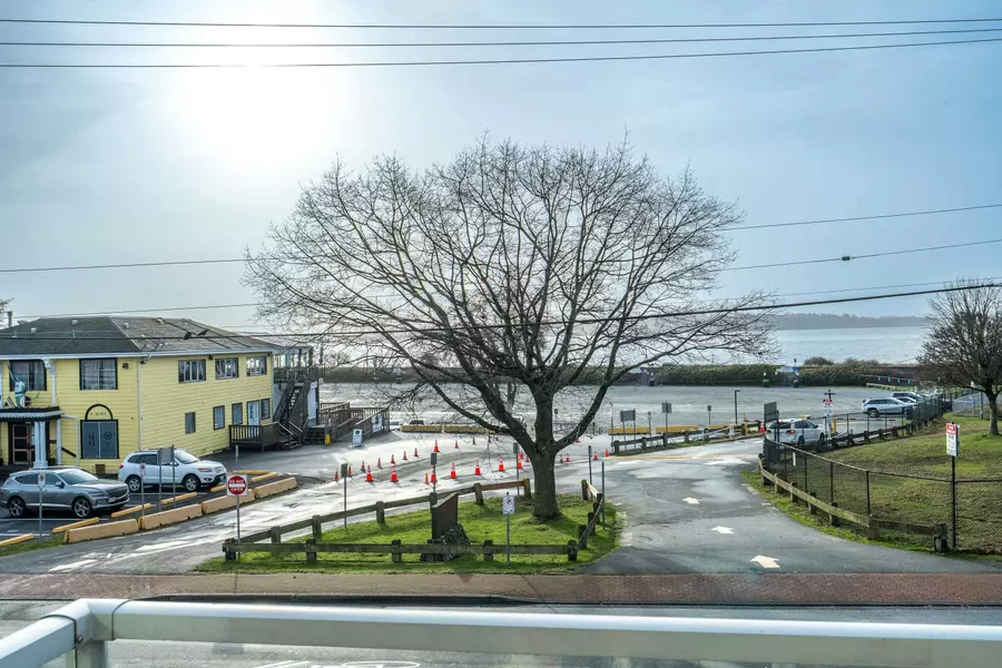 15777 Marine DR #204, Surrey, BC V4B 1E5