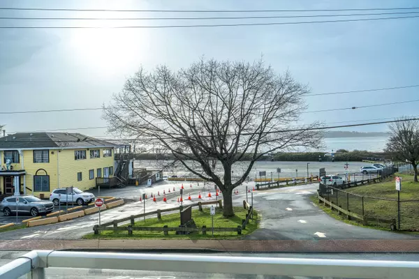 15777 Marine DR #204, Surrey, BC V4B 1E5