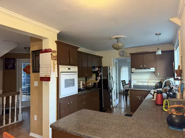 Burnaby, BC V5H 3N3,5715 Royal Oak AVE