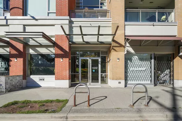 221 Union ST #715, Vancouver, BC V6A 0B4