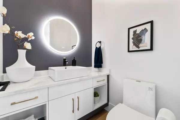 122 Eighth AVE #1 New Westminster, BC V3L 1X8