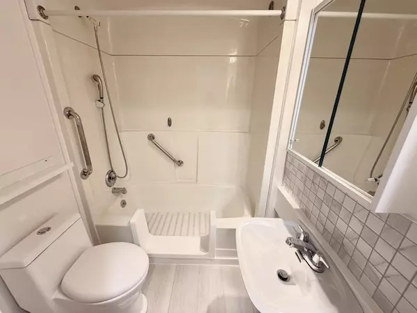 Coquitlam, BC V3J 5E5,667 Lake Shore DR