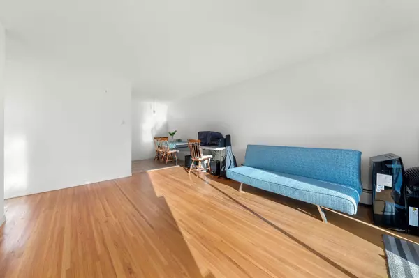 North Vancouver, BC V7M 1Z2,135 W 21st ST #3