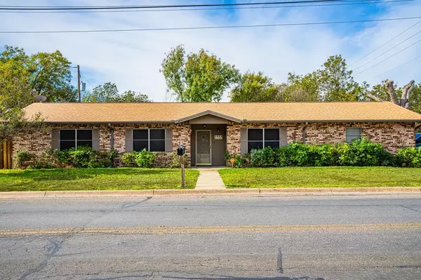 1433 Lois St, Kerrville, TX 78028