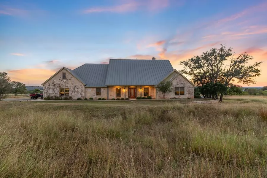 647 Funf Kinder Road, Fredericksburg, TX 78624