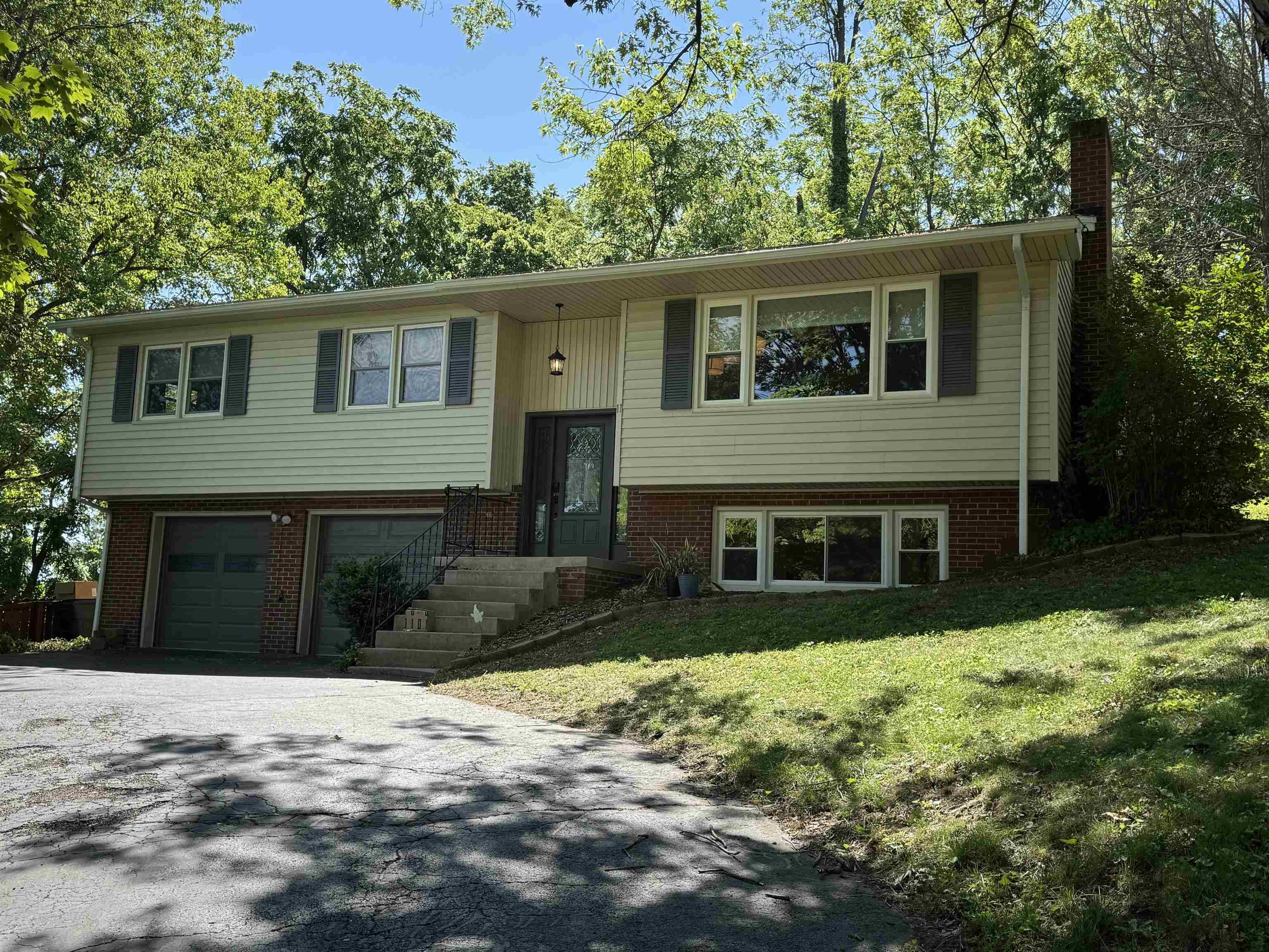 11 LYNNHAVEN DR S, Staunton, VA 24401