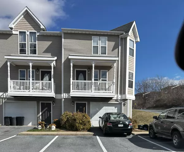 1276 VICTORIAN VILLAGE DR, Harrisonburg, VA 22801