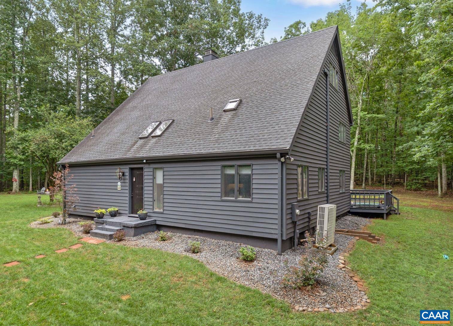 5875 BURNETT LN, Advance Mills, VA 22968