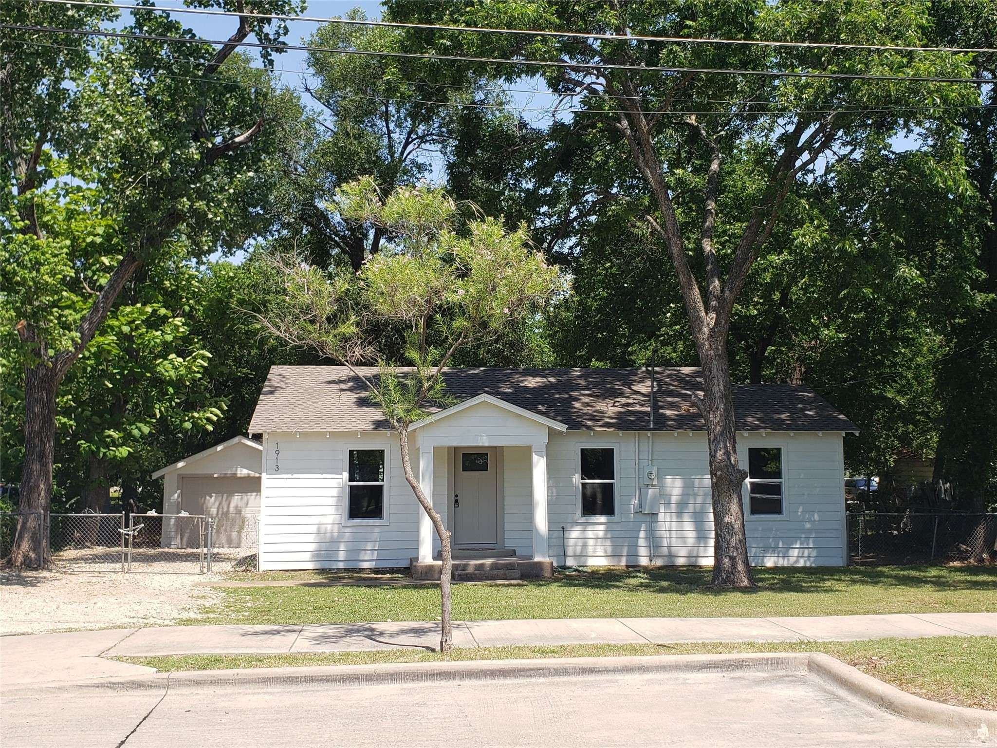 1913 Hillview ST, Mesquite, TX 75149