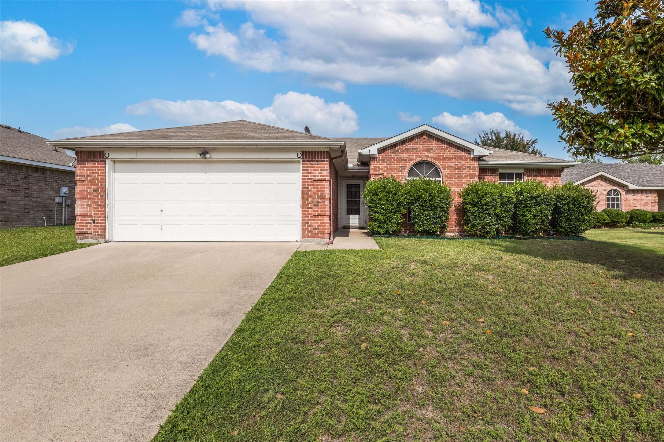129 Logan LN, Waxahachie, TX 75165