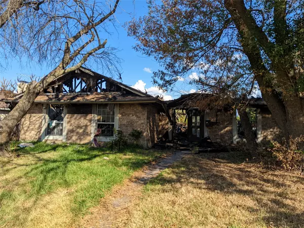 2704 Emerald DR, Mesquite, TX 75150