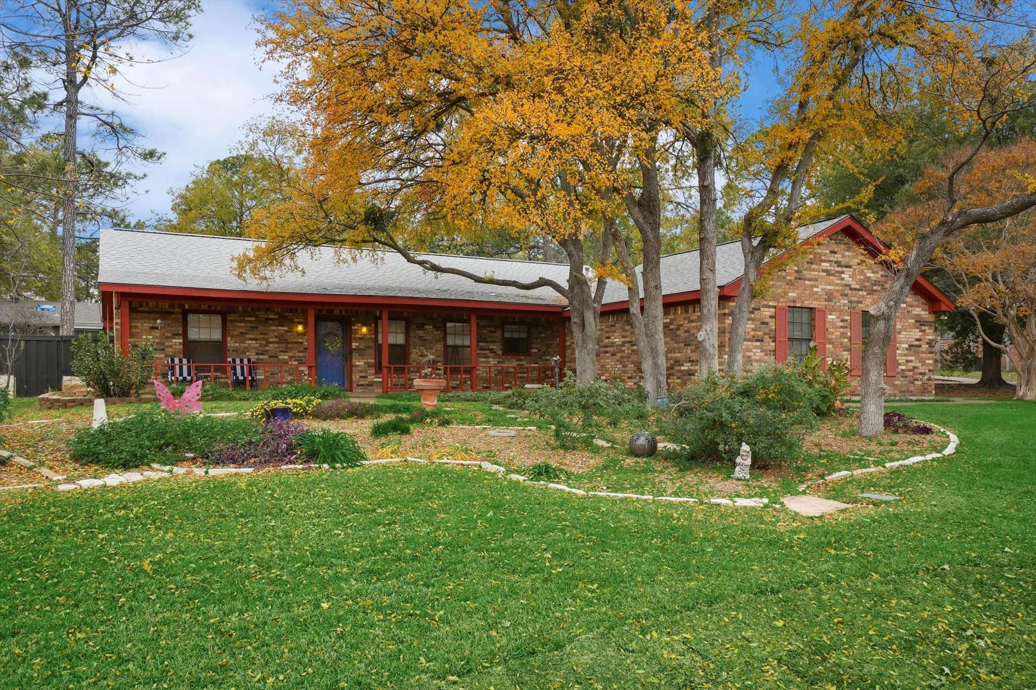 225 Meadowbrook DR, Highland Village, TX 75077