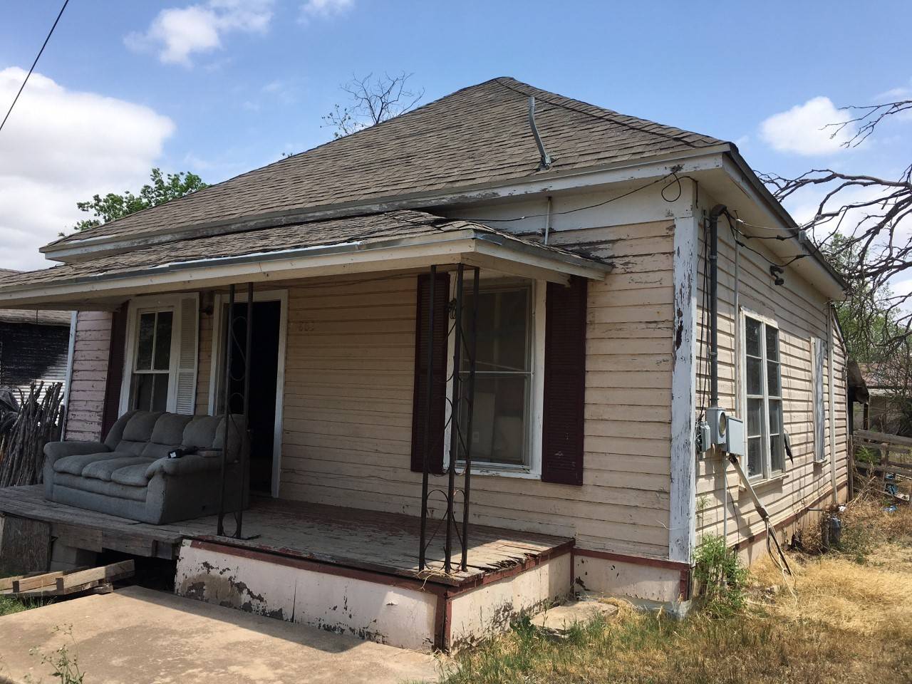 803 S Neches ST, Coleman, TX 76834