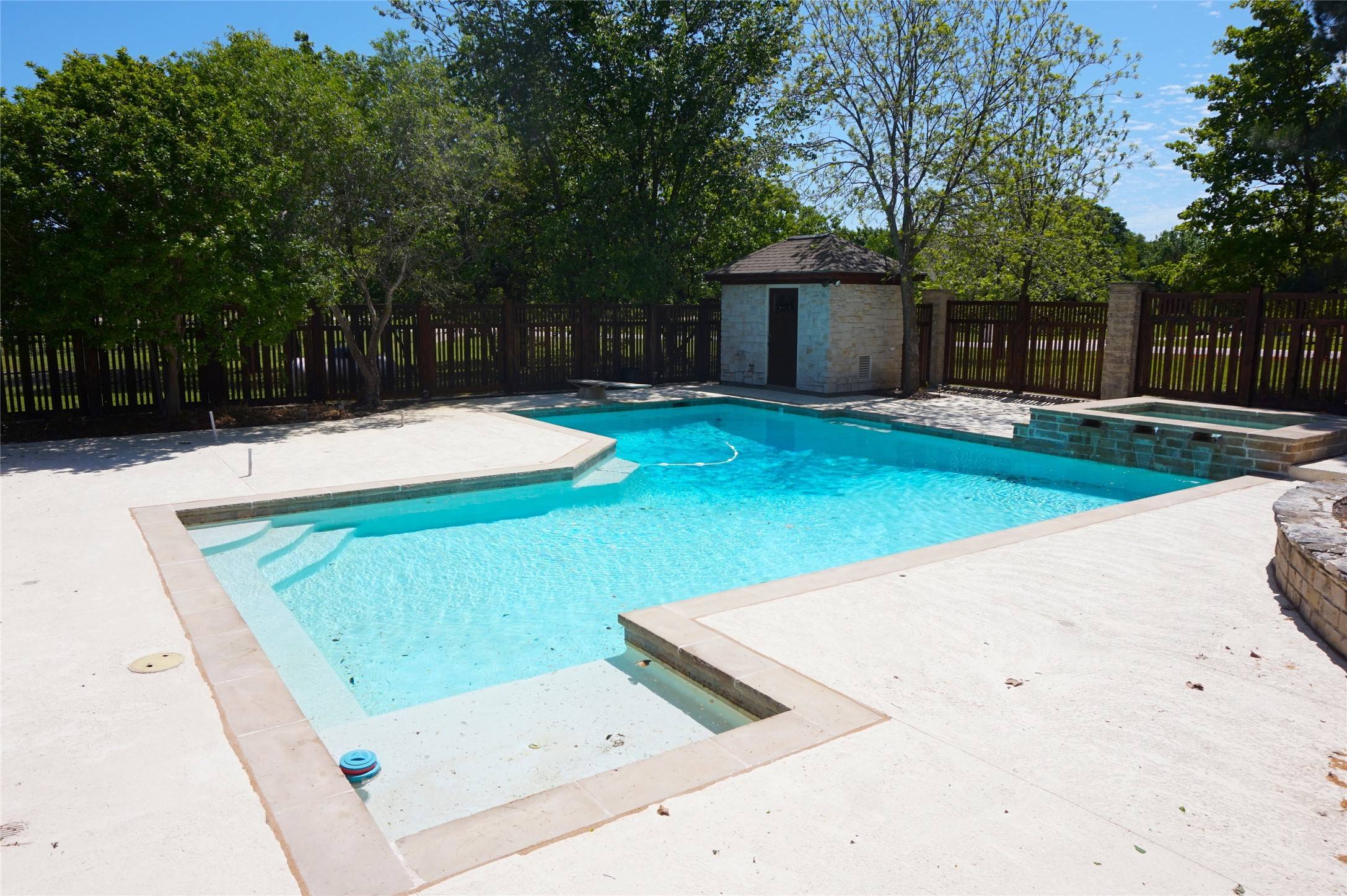 8113 Plum Creek TRL, Burleson, TX 76028