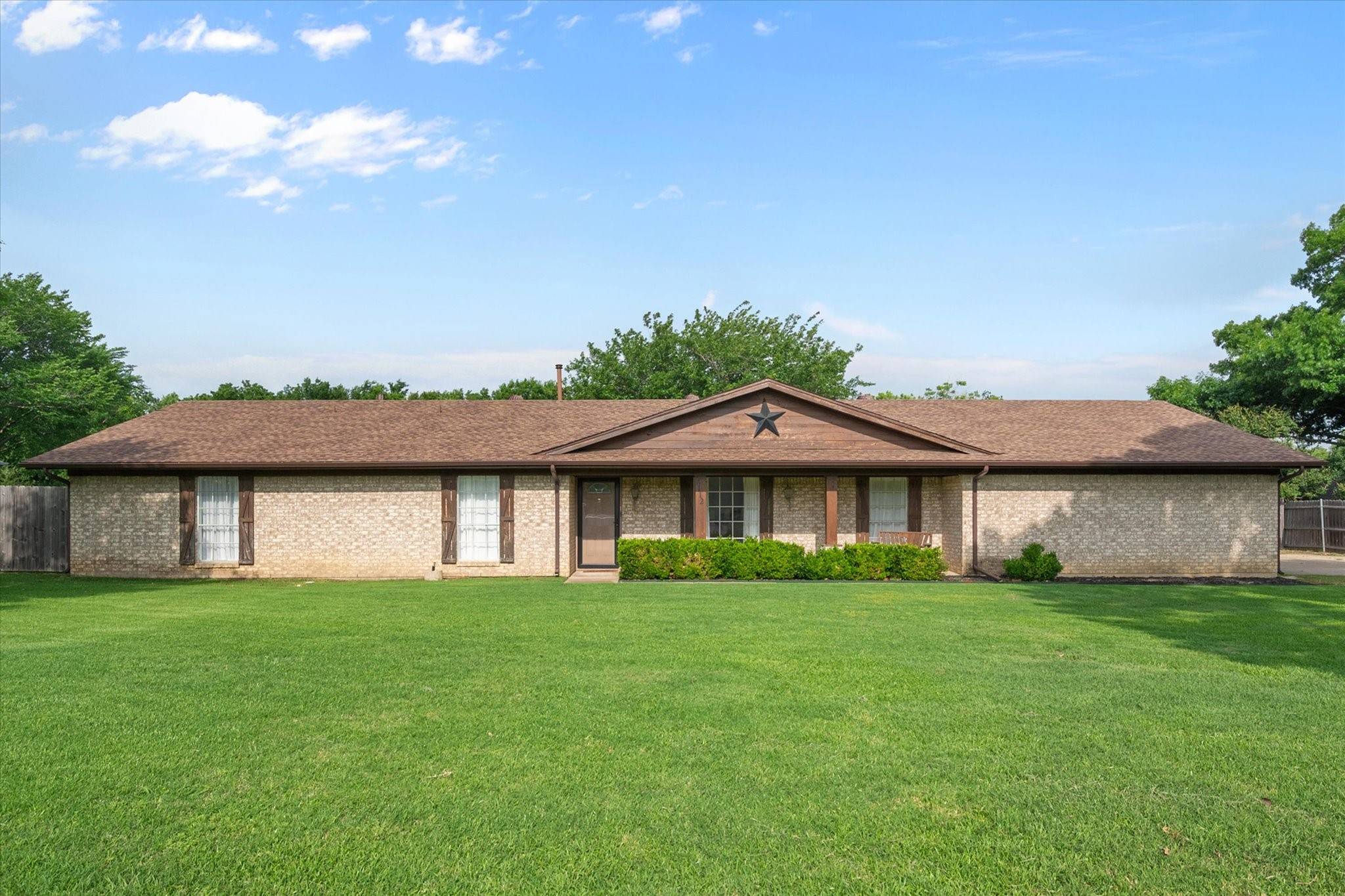 6112 Windsong DR,  Arlington,  TX 76001