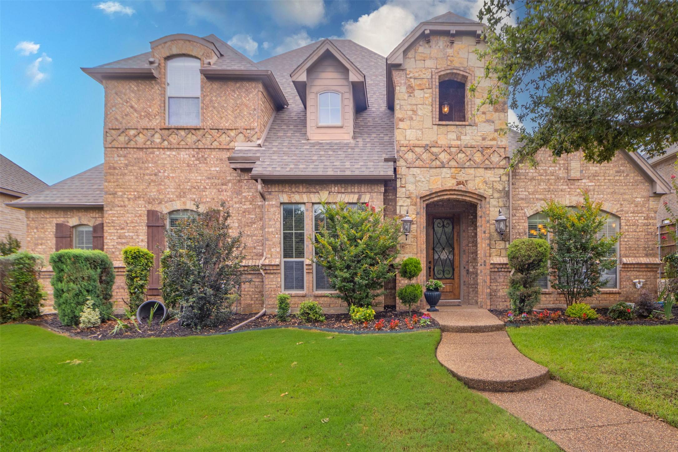 2136 Farrington LN, Hurst, TX 76054