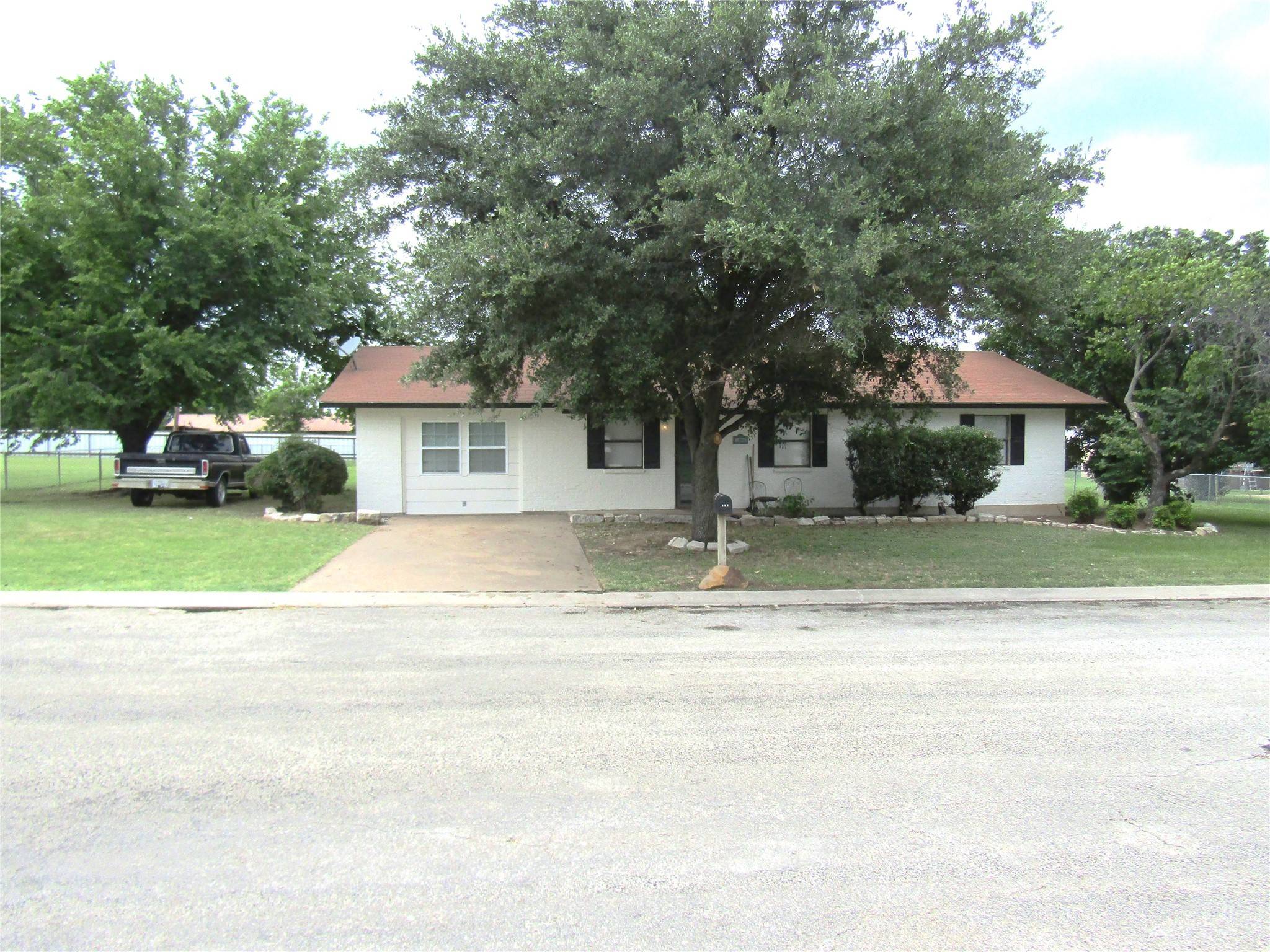 Comanche, TX 76442,117 Bunker Hill ST
