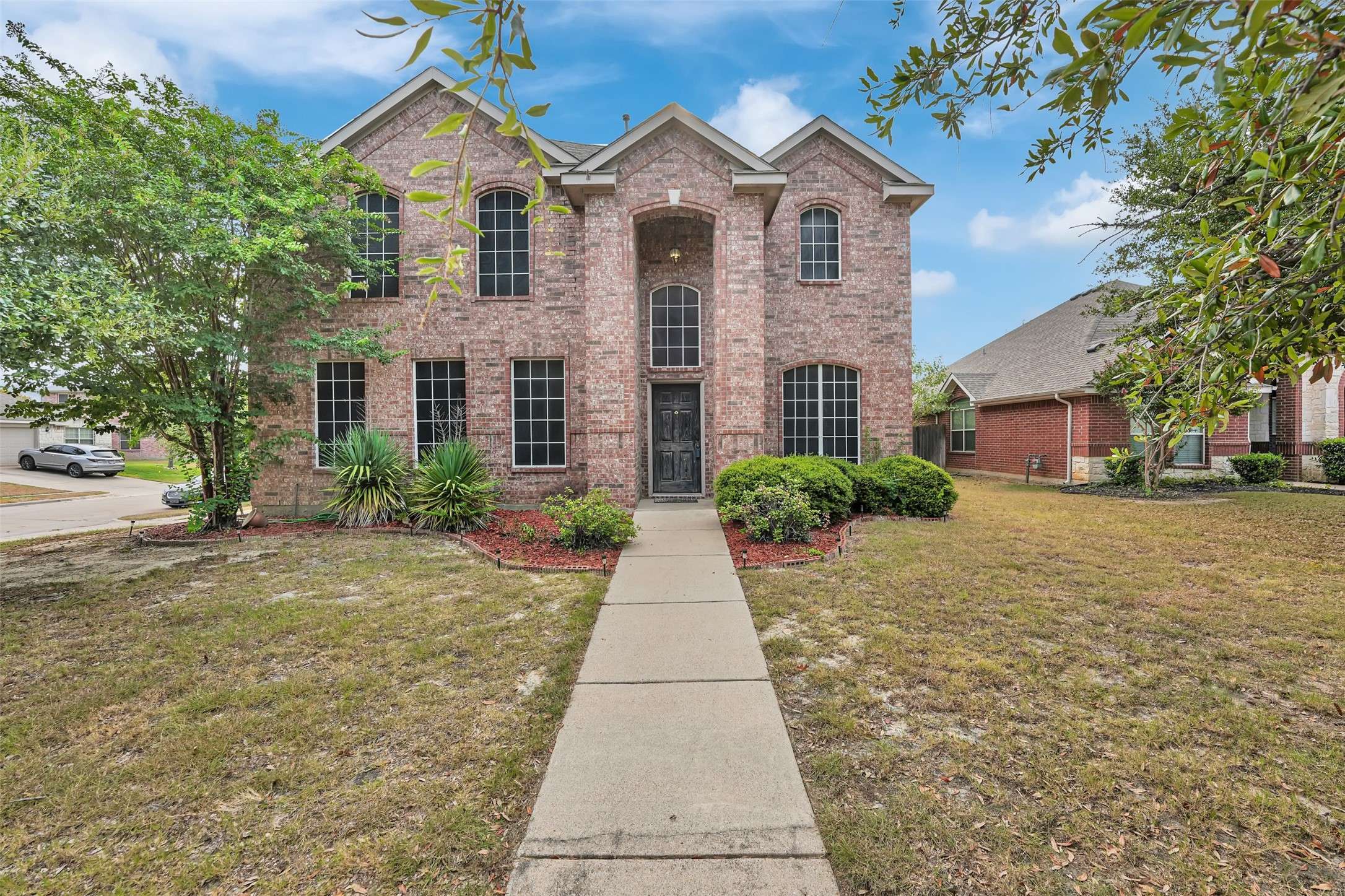 960 Sherry LN, Saginaw, TX 76179
