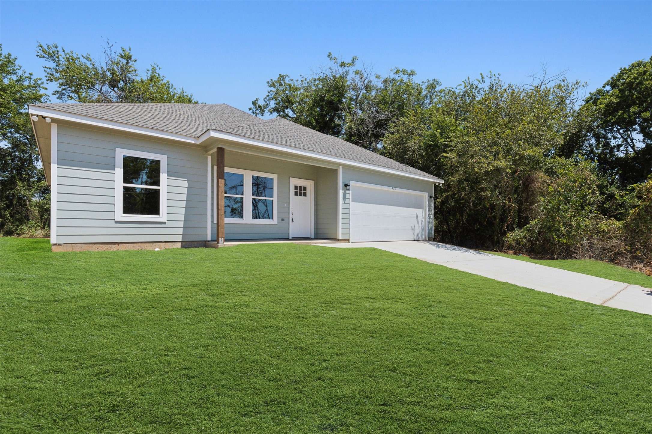 715 Robbins ST, Cleburne, TX 76031