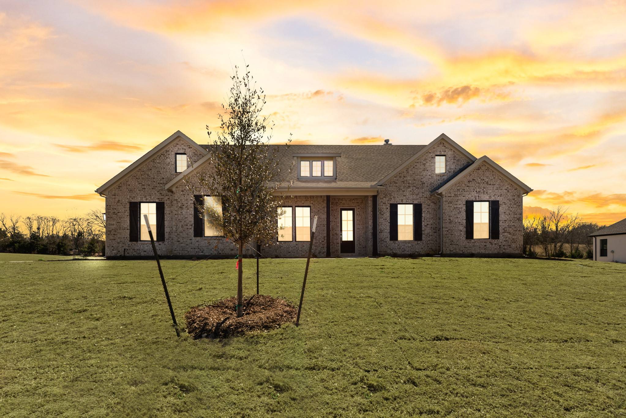 1040 Julian DR, Van Alstyne, TX 75495