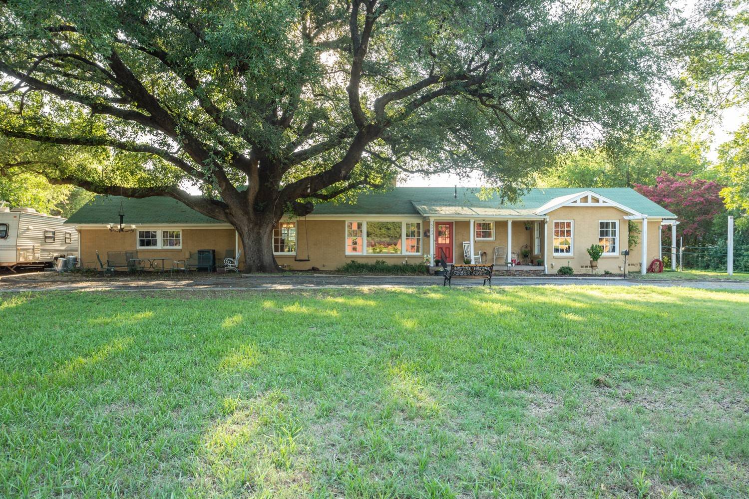 5903 Crowley RD, Edgecliff Village, TX 76134