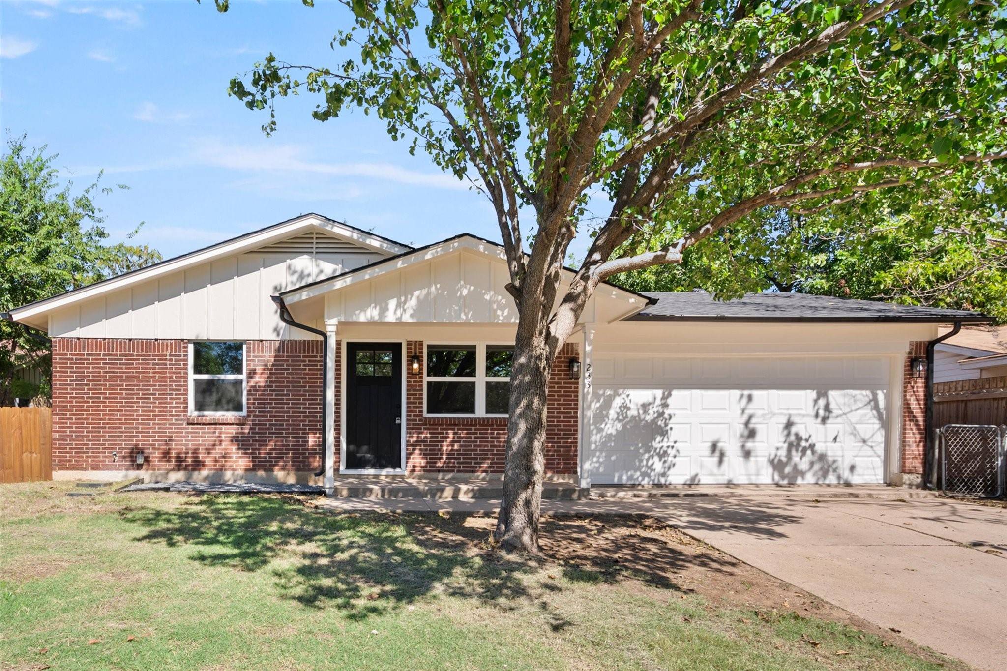 233 Murphy RD, Burleson, TX 76028