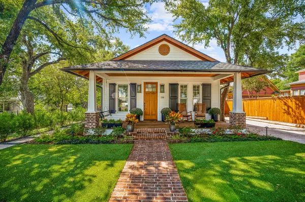 119 W Bluff ST, Granbury, TX 76048