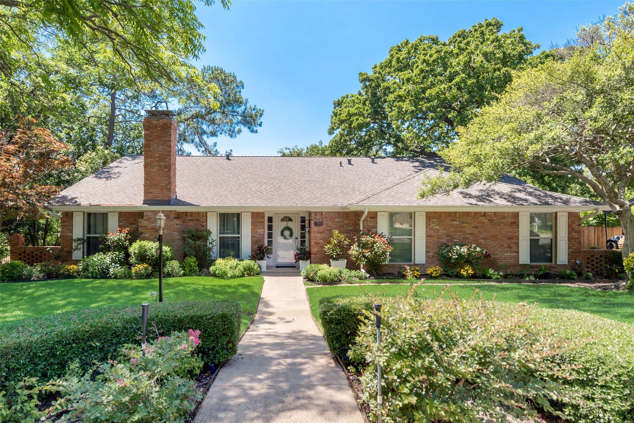 Bedford, TX 76022,909 Edgecliff DR