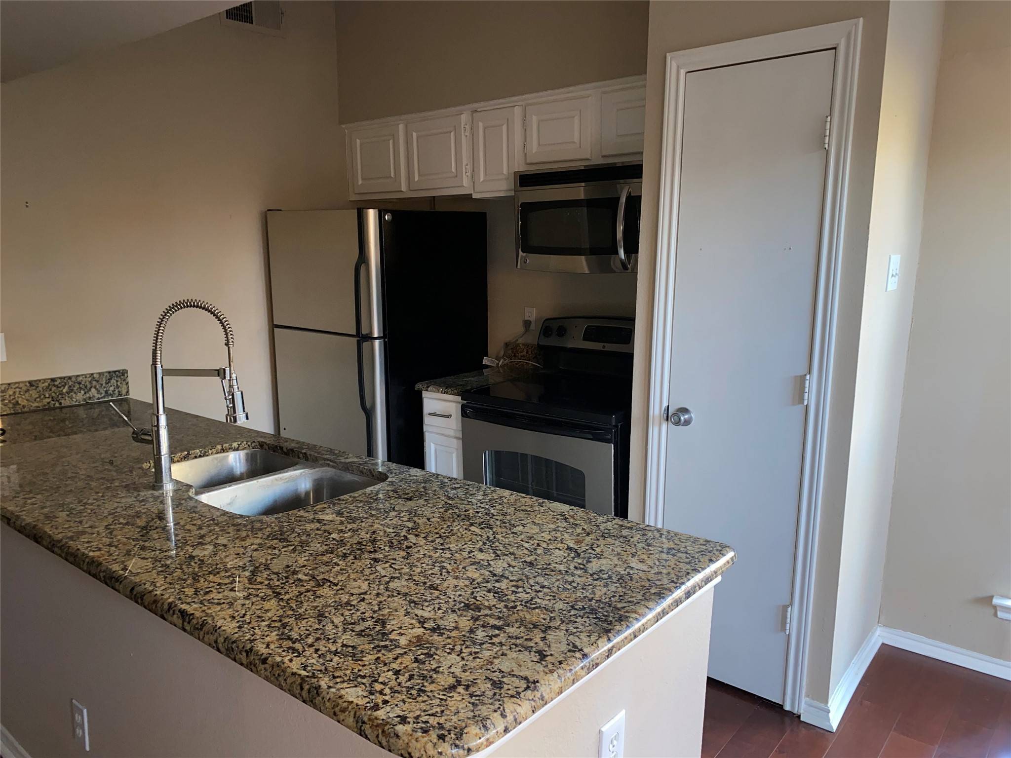 Dallas, TX 75231,7525 Holly Hill DR #17