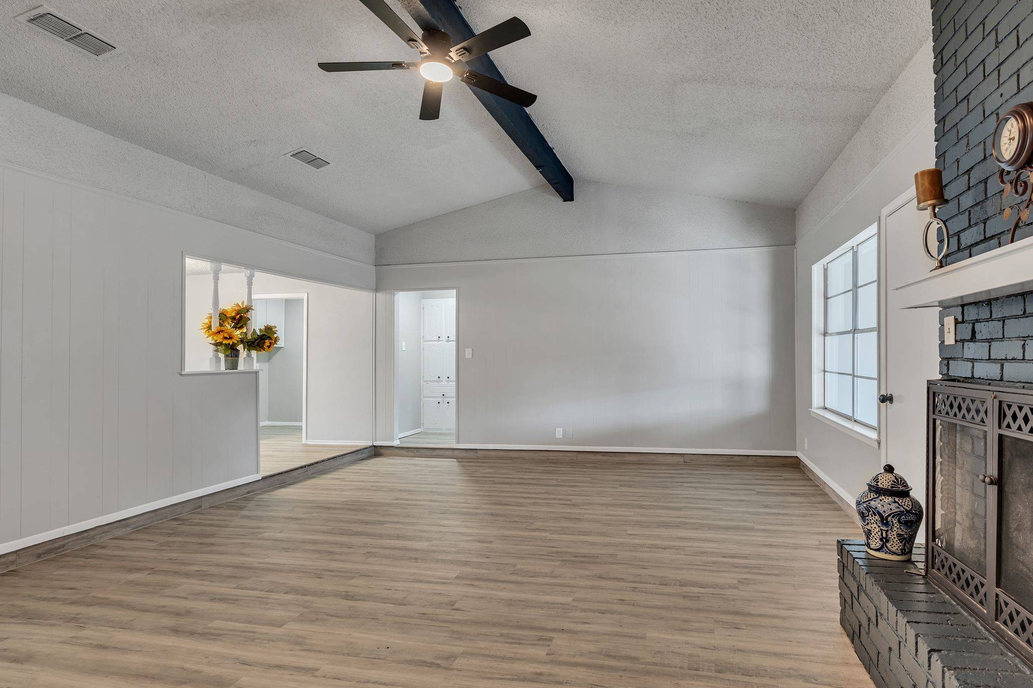 North Richland Hills, TX 76182,6404 Simmons RD