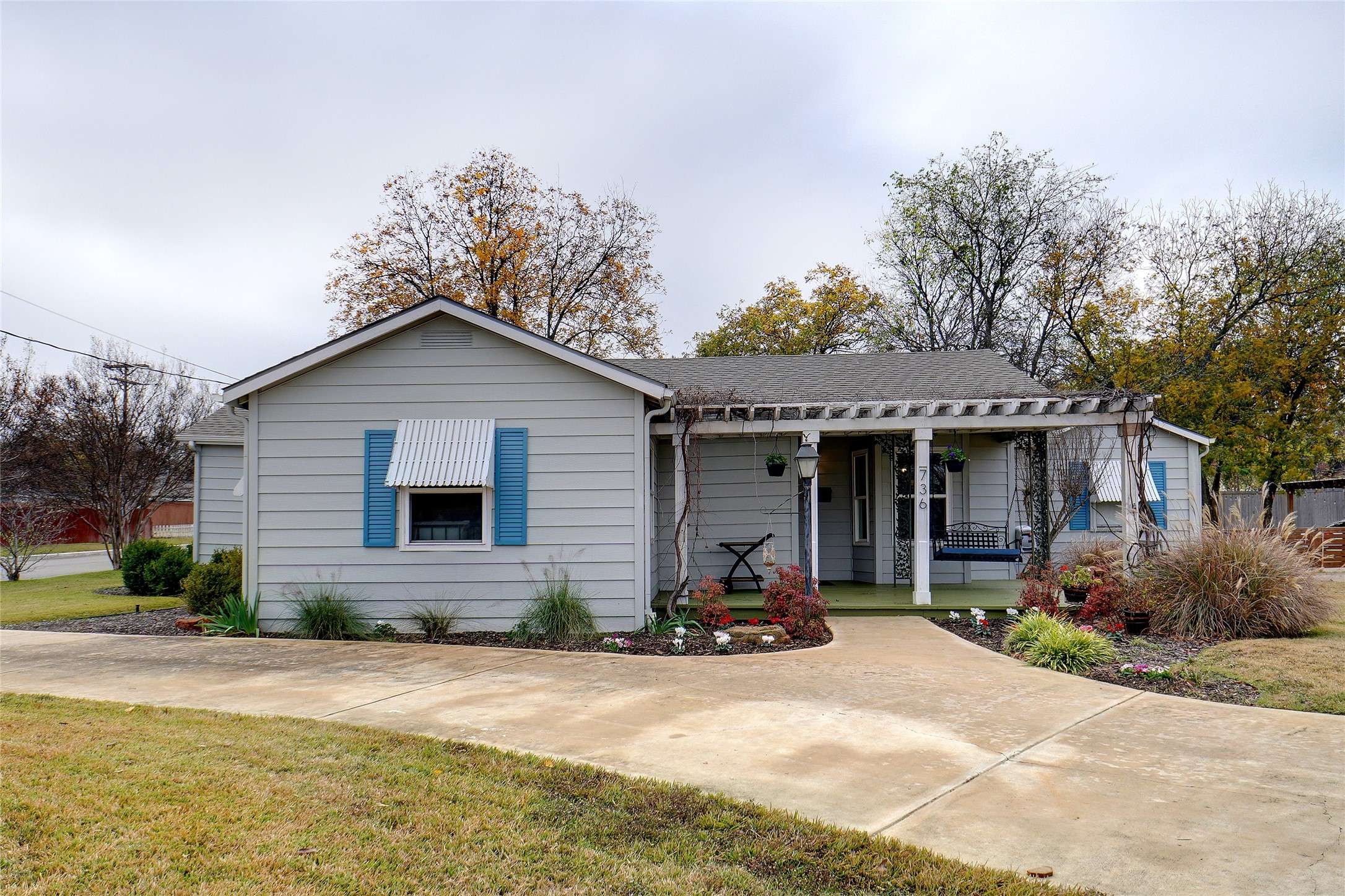 736 E Wall ST, Grapevine, TX 76051