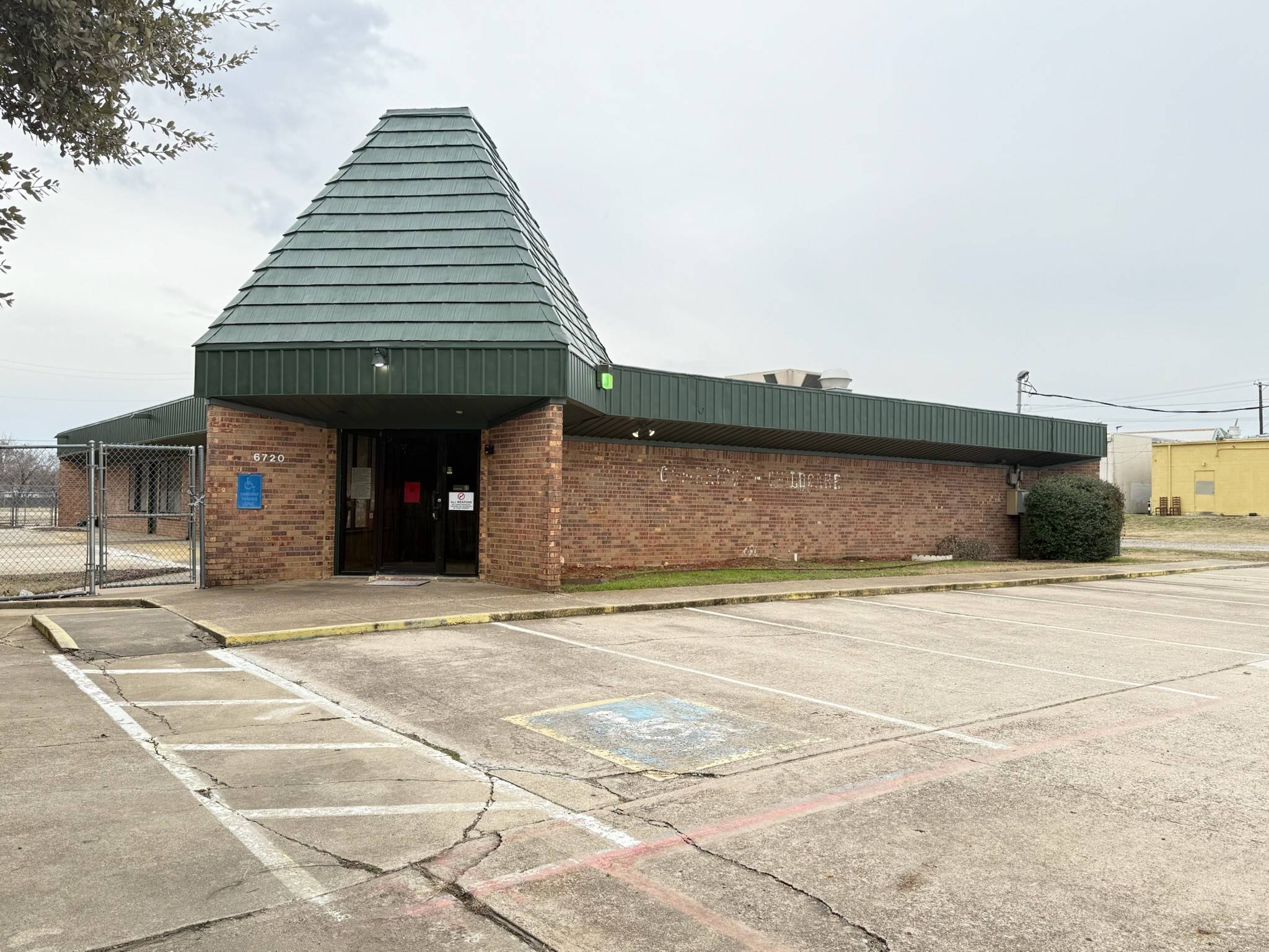 6808 Chapman DR, North Richland Hills, TX 76182