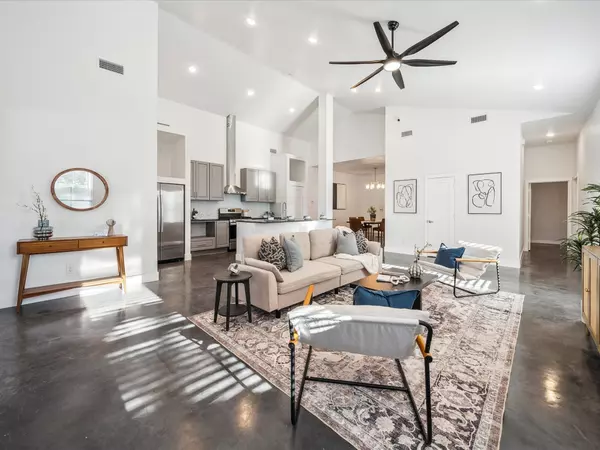 2210 Hooper ST,  Dallas,  TX 75215
