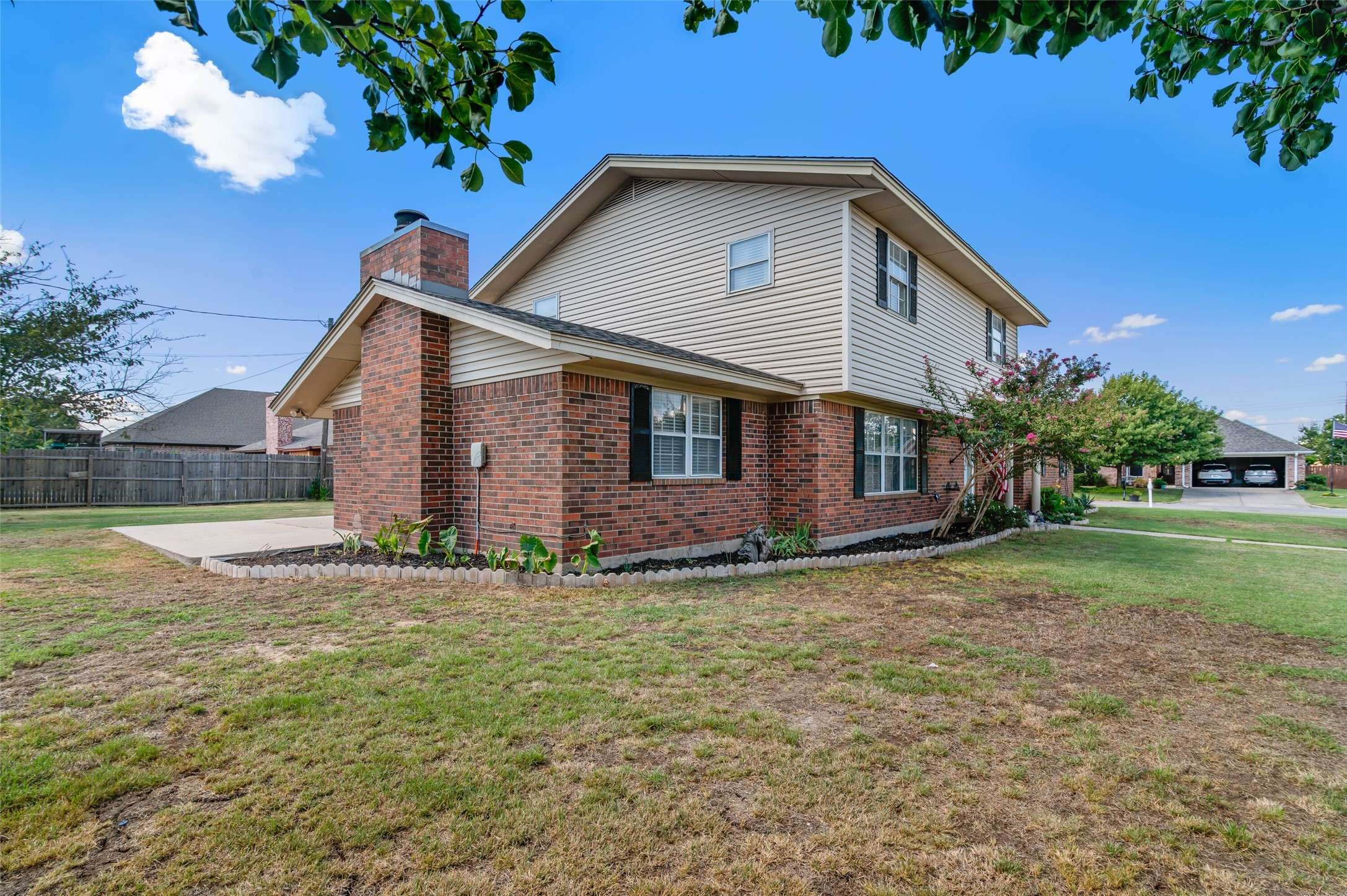 1101 W University DR E, Gainesville, TX 76240
