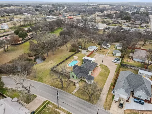 512 N Travis ST, Granbury, TX 76048