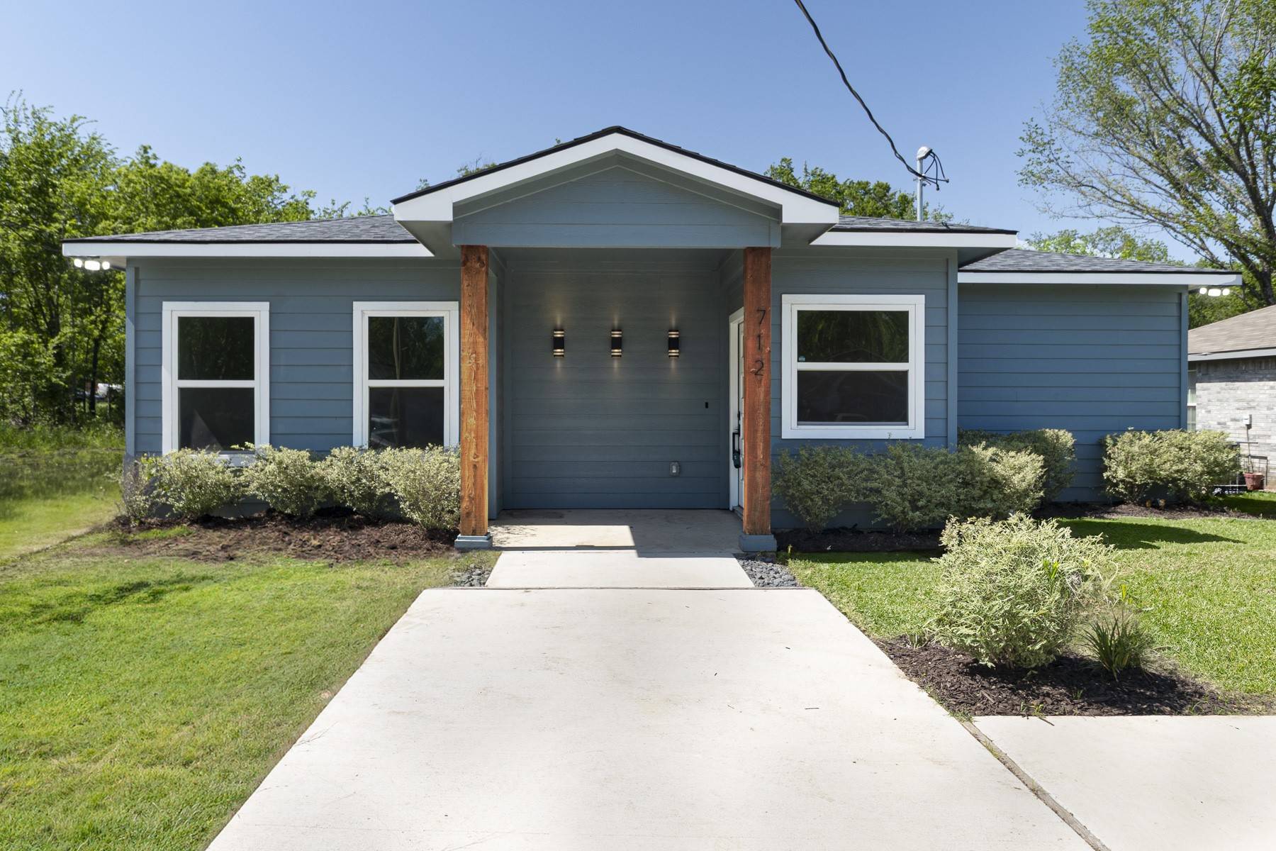 712 E 4th AVE, Corsicana, TX 75110