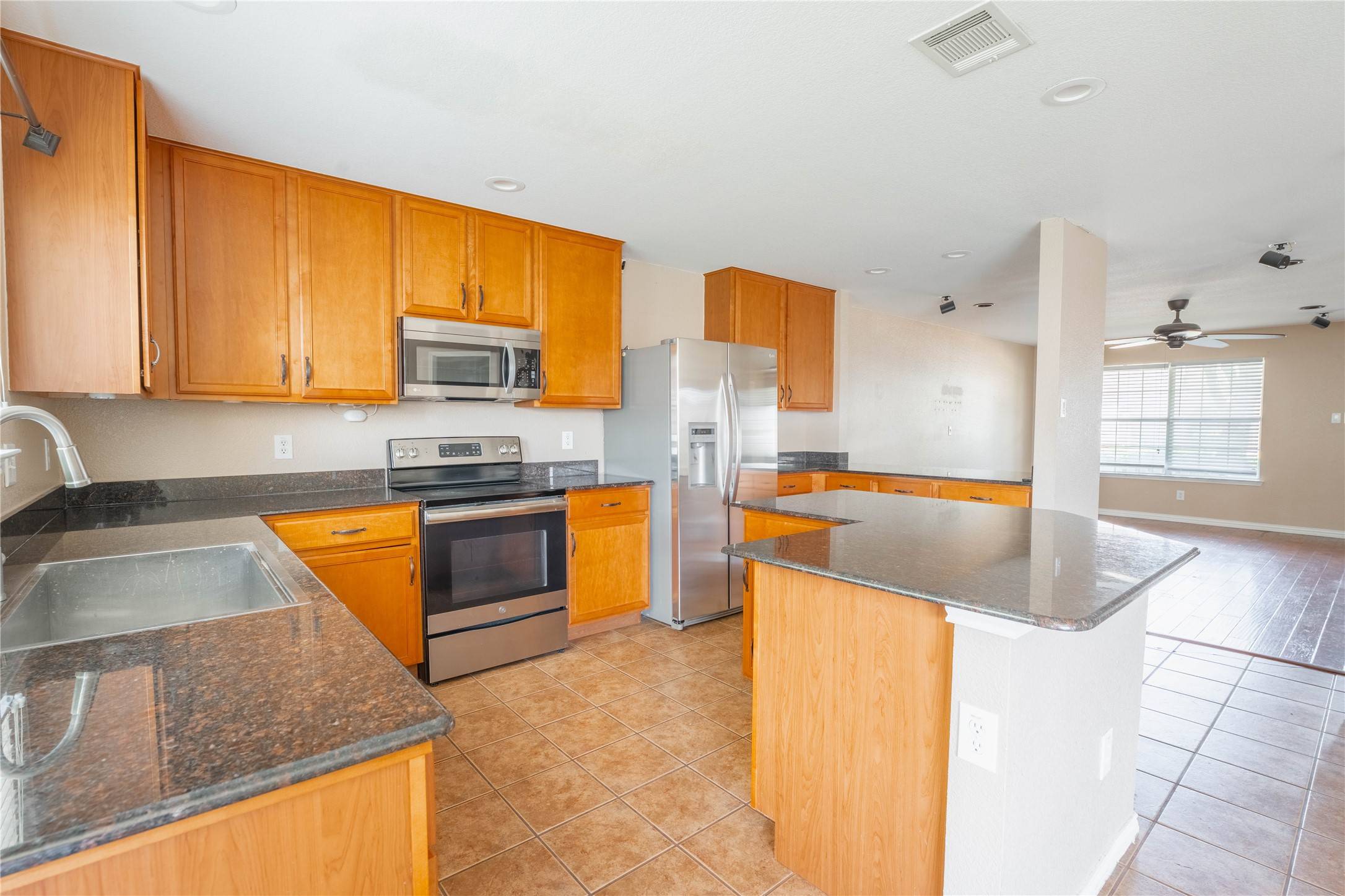 Heartland, TX 75126,2048 Club Oak DR