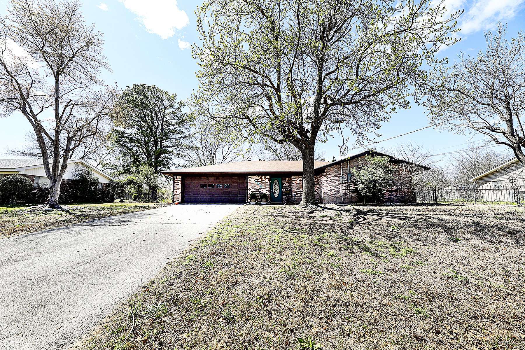 706 Lee ST, Bowie, TX 76230