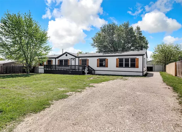 8640 James DR, Alvarado, TX 76009