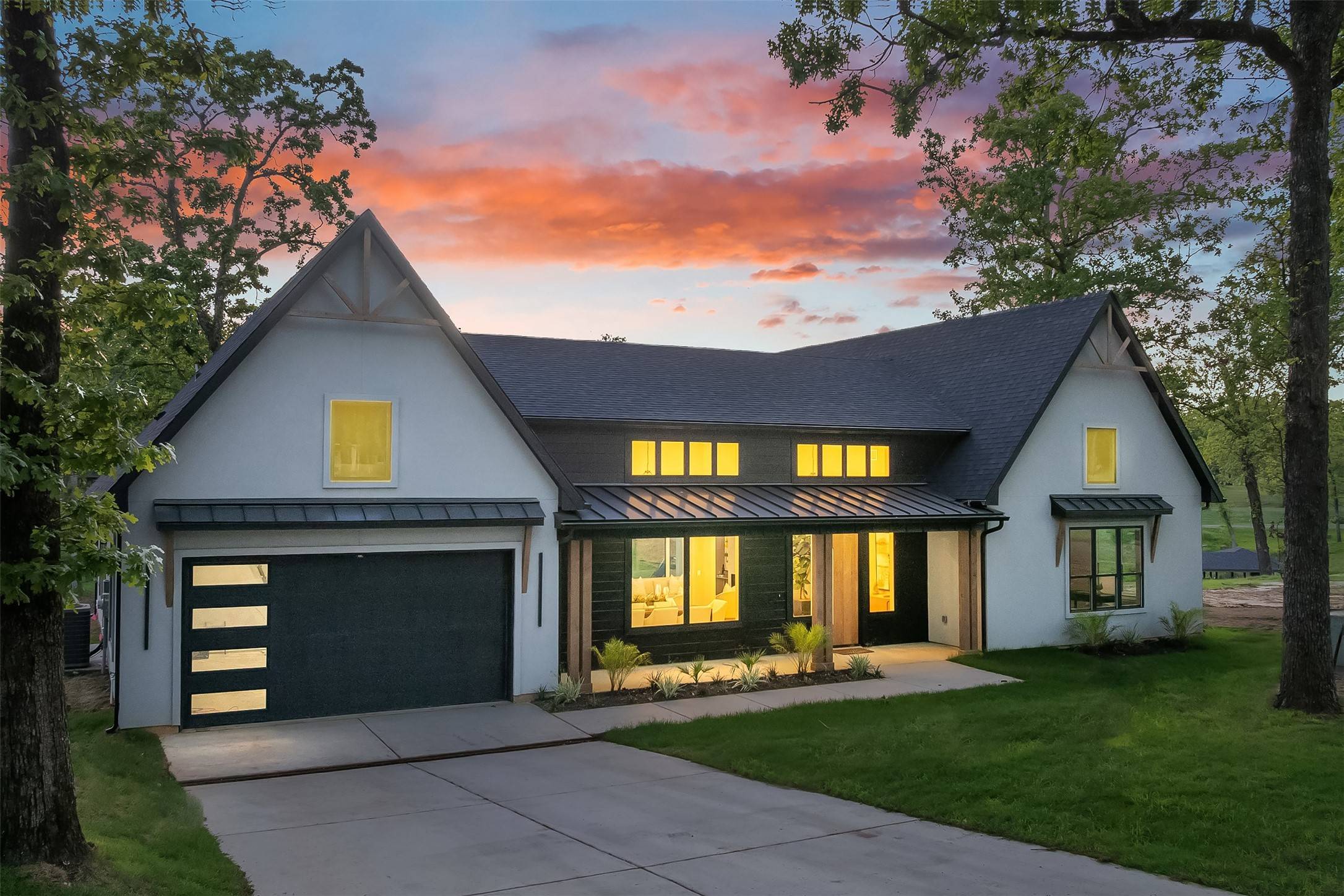 108 Deerhurst LN, Mabank, TX 75156