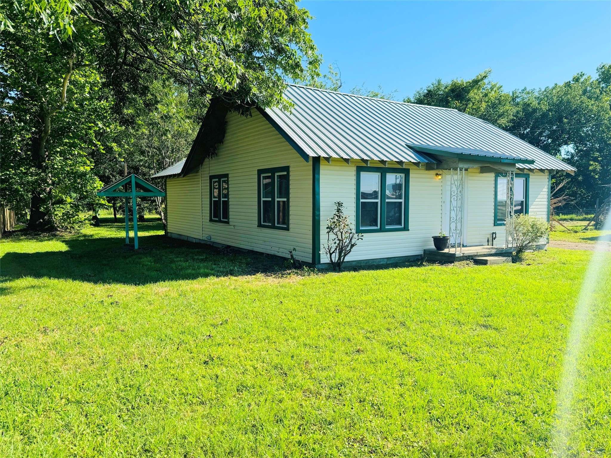 407 W Carnegie ST, Winnsboro, TX 75494