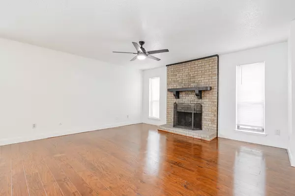 Dallas, TX 75238,10906 Listi DR