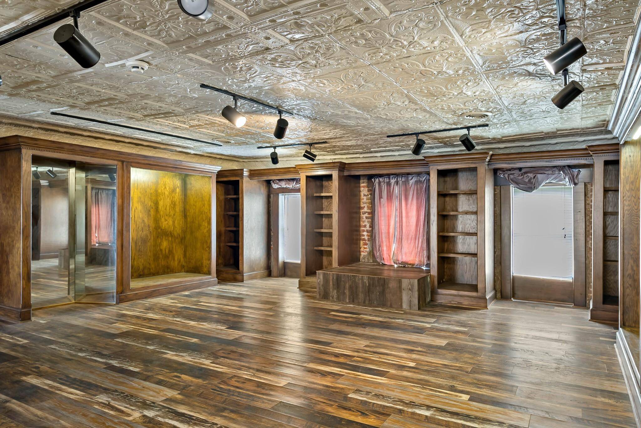 Whitewright, TX 75491,115 W Grand ST