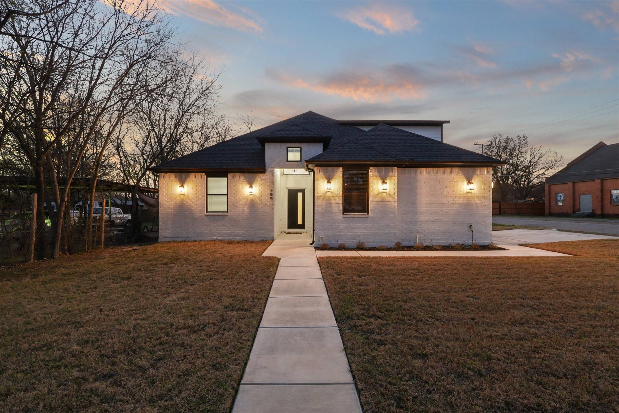 700 N Las Vegas TRL, White Settlement, TX 76108