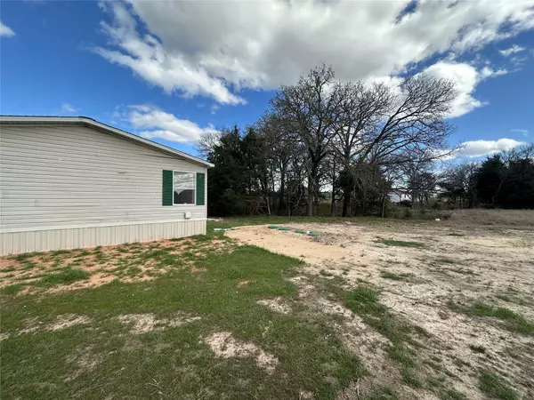 Bonham, TX 75418,230 Largo ST