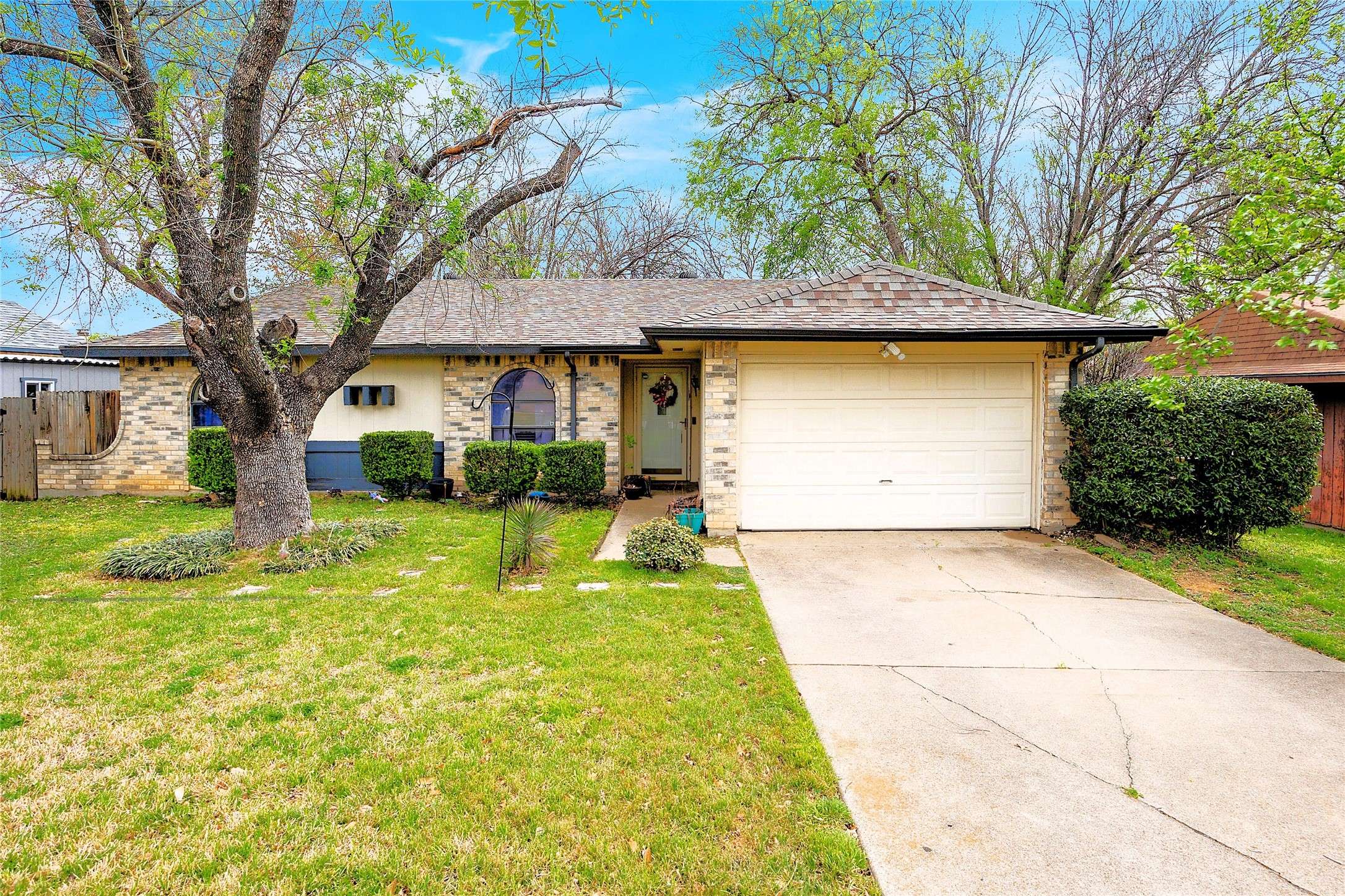 5332 Parkview DR, Haltom City, TX 76148