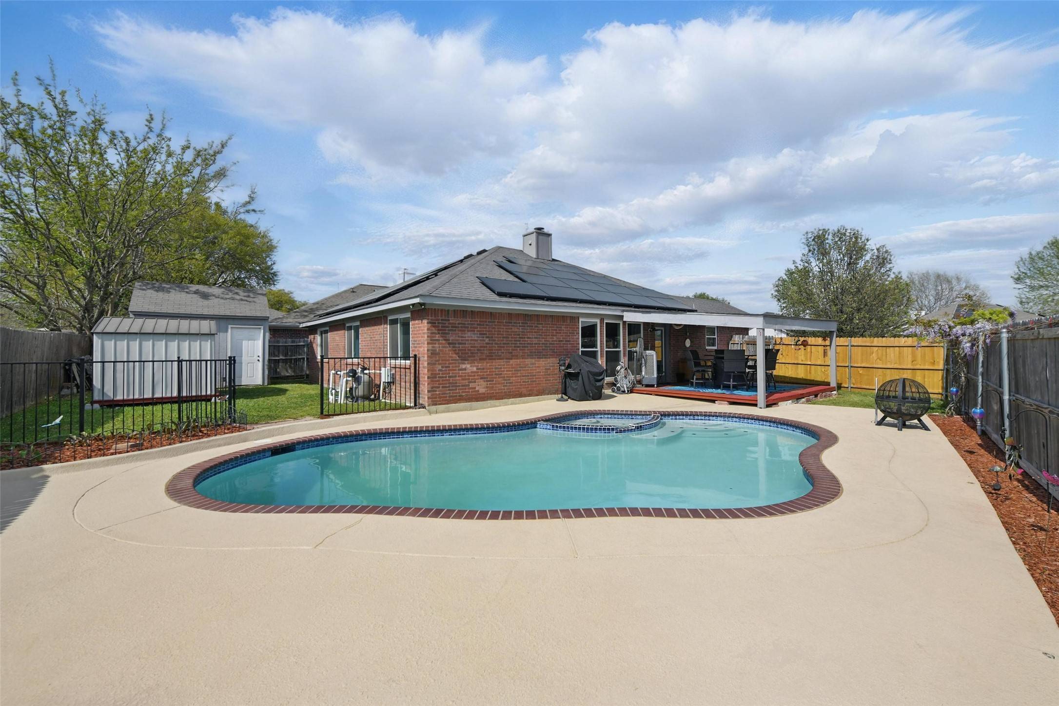 1008 Miles AVE, Burleson, TX 76028