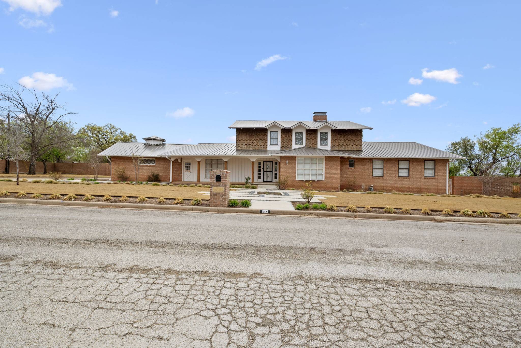 803 Lakeview DR, Mineral Wells, TX 76067