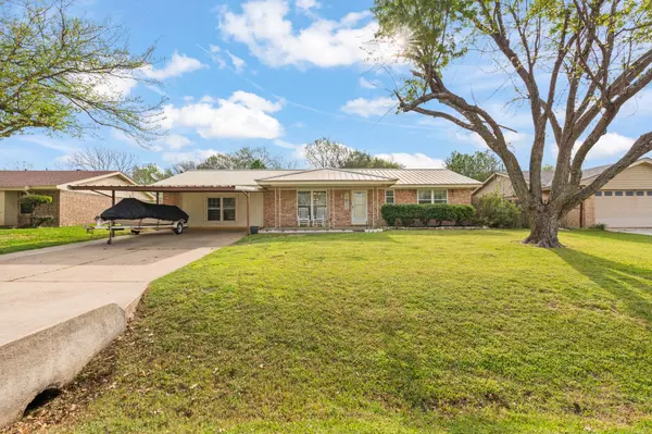 133 Lilac LN, Azle, TX 76020