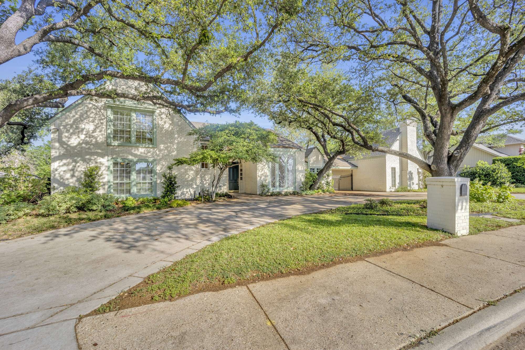 6020 Meadowcreek DR, Dallas, TX 75248